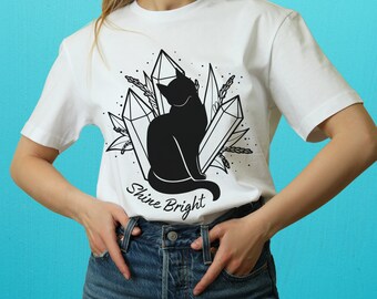 Kat en kristallen T-shirt, magische kat shirt, fantastisch mystiek shirt, hemelse grillige T-shirt, kattenliefhebber cadeau, kosmisch etherisch shirt