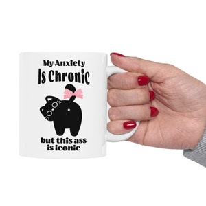 Mi ansiedad es crónica pero este culo es taza icónica (11oz, 15oz), taza de café de gato sarcástico, taza de gato divertido, taza de gato coqueta, taza de gato preppy