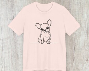 Puede incluir: Una camiseta rosa con un dibujo de línea negra de un chihuahua en la parte delantera.