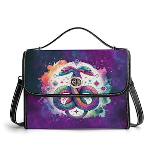 Peut inclure: Sac à main noir et blanc avec une illustration colorée de deux serpents enlacés. Les serpents sont multicolores sur un fond violet et bleu. Le sac a une poignée supérieure et une bandoulière.