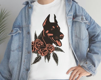 Puede incluir: Camiseta blanca con una ilustración en blanco y negro de un Doberman Pinscher con rosas rojas.