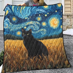 Puede incluir: Una colcha acolchada con un gato negro en un campo bajo un cielo estrellado, al estilo de Van Gogh. La colcha tiene un patrón de diamantes y un borde negro. El gato tiene ojos amarillos.
