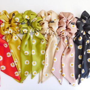 Large Daisy floral print silky satin scarf scrunchies/Custom Scarf Scrunchies/ Scrunchies/Women&#39;s hair tie/Ponytail hair tie/Scrunchies Set