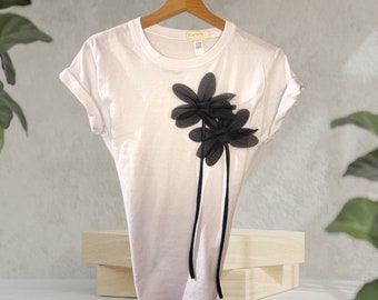 T-Shirt Decorata a mano Donna Bianca con 2 Fiori a Spilla. 100% cotone Modello Morbido Regalo esclusivo economico per lei
