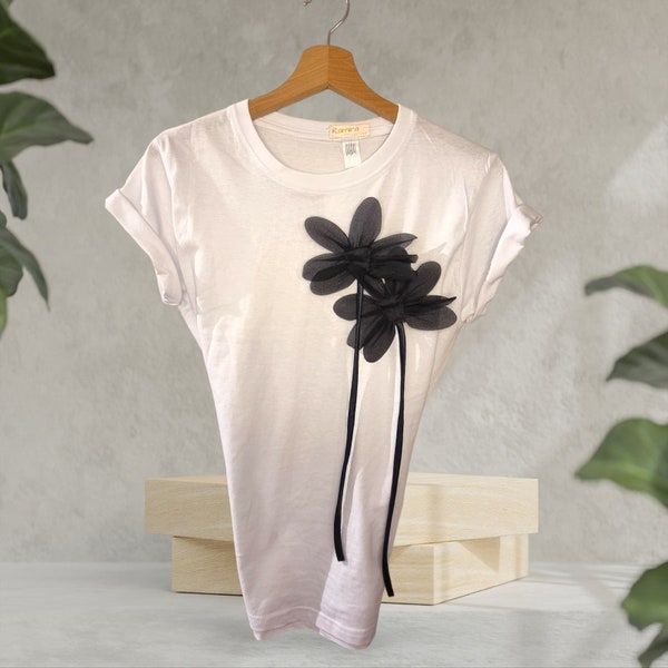 T-Shirt Decorata a mano Donna Bianca con 2 Fiori a Spilla. 100% cotone Modello Morbido Regalo esclusivo economico per lei