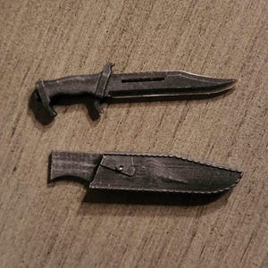 Pair of survival knives and sheaths - 1/12 scale
