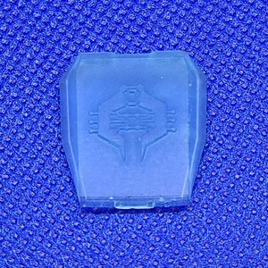 Pacote com 3 peças de reposição para peitoral de SÍMBOLO DE MORCEGO transparentes AZUIS - escala 1/12