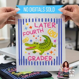 Pu&ograve; includere: Un foglio di vinile termotrasferibile con un design colorato per una maglietta di quarta elementare. Il design presenta un alligatore verde, le parole "Later Fourth Grader" e stelle e spirali decorative. Il testo "NO DIGITALS SOLD" &egrave; in alto.