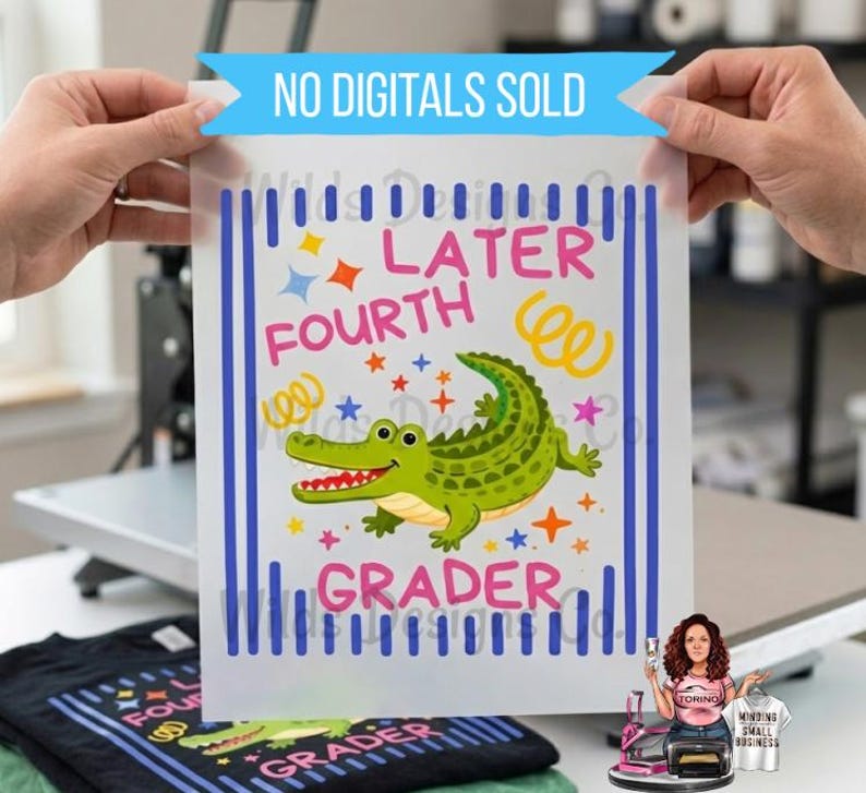 Pu&ograve; includere: Un foglio di vinile termotrasferibile con un design colorato per una maglietta di quarta elementare. Il design presenta un alligatore verde, le parole "Later Fourth Grader" e stelle e spirali decorative. Il testo "NO DIGITALS SOLD" &egrave; in alto.