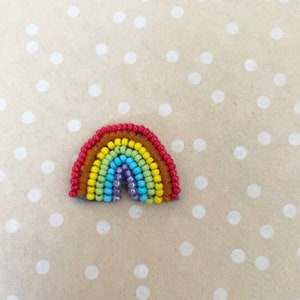 Pin del orgullo del arco iris con cuentas