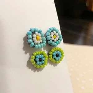 Brincos de flor com miçangas personalizáveis