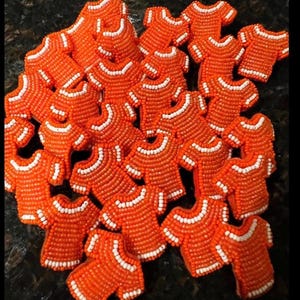 Orangefarbener Shirt-Pin mit Wahrheit und Versöhnung