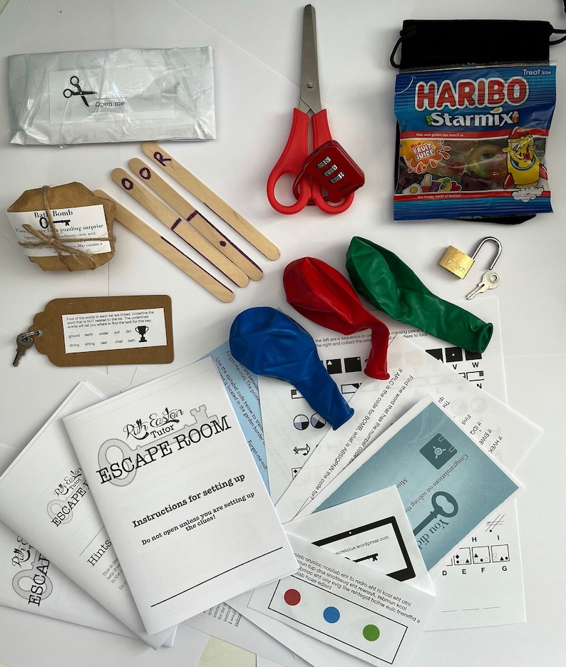K&ouml;nnte beinhalten: Ein Set an Escape-Room-Spielutensilien, darunter eine Badebombe, Ballons, ein Schloss und ein Schl&uuml;ssel, eine Schere, eine T&uuml;te S&uuml;&szlig;igkeiten und Anweisungen. Die Anweisungen enthalten den Text "Ruth Easton Tutor Escape Room".