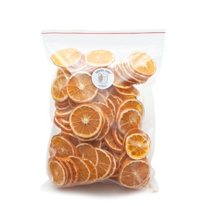 Puede incluir: Una bolsa de plástico transparente llena de rodajas de naranja secas. La bolsa tiene una etiqueta que dice "Cocktail Candy Naranjas deshidratadas".
