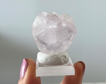 Espécimen de calcita de diamante rosa fluorescente UV Hubei China