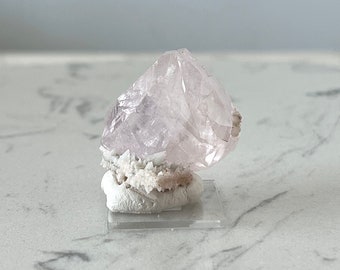 Espécimen de calcita de diamante rosa fluorescente UV Hubei China