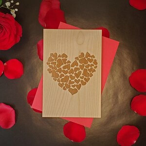 Carte de vœux en bois gravé Hearts in Heart avec message personnalisé pour la Saint-Valentin, l’anniversaire, l’anniversaire ou tout simplement parce que