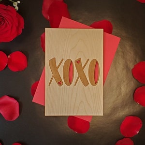 Carte de vœux en bois gravé XOXO avec message personnalisé pour la Saint-Valentin, l’anniversaire, l’anniversaire ou tout simplement parce que