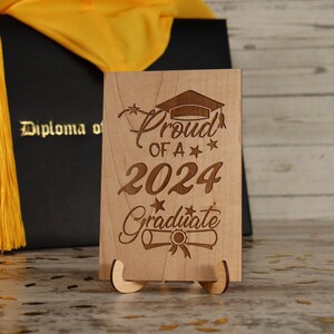 Carte personnalisée de remise des diplômes Fier d'un diplômé | Promotion 2024 | Cadeau pour diplômé universitaire | Cadeau pour diplômé du secondaire | Cadeau et souvenir de fin d'études