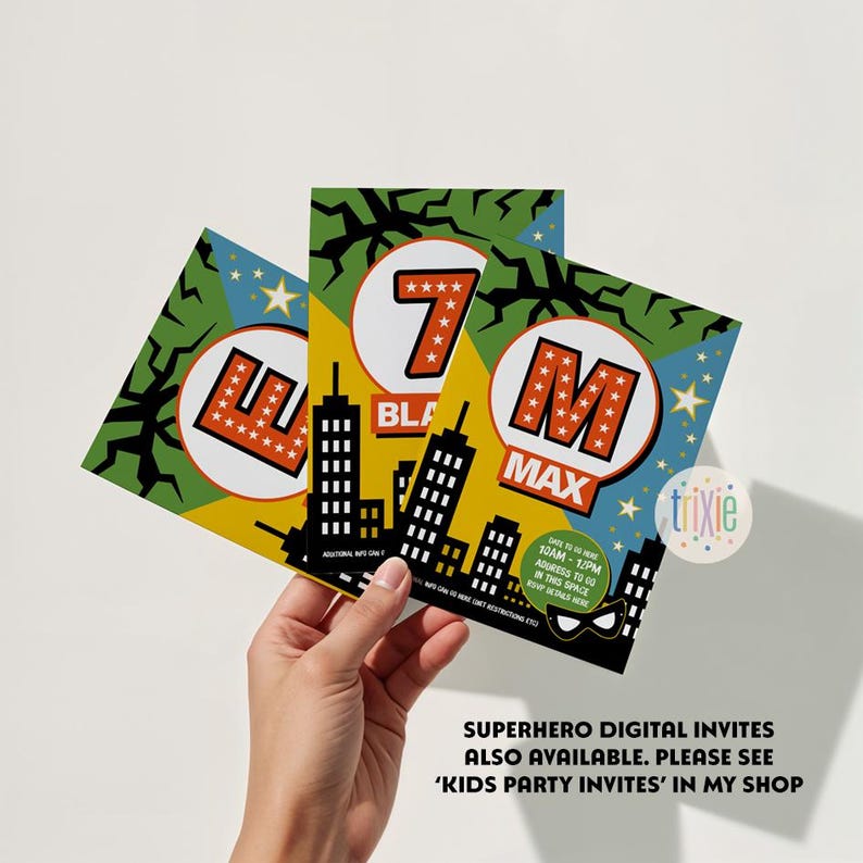 Puede incluir: Invitaciones digitales con tem&aacute;tica de superh&eacute;roes con un dise&ntilde;o de paisaje urbano. Las invitaciones presentan el nombre "Max" y el n&uacute;mero "7" en un c&iacute;rculo lleno de estrellas. Las invitaciones son de color verde, amarillo y azul.