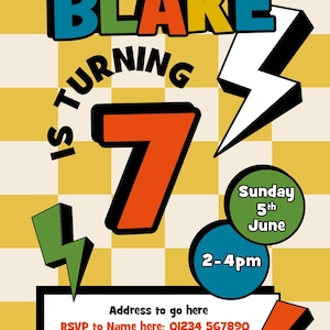 Puede incluir: Una invitaci&oacute;n de fiesta de cumplea&ntilde;os de estilo retro con un fondo a cuadros amarillos. La invitaci&oacute;n dice "BLAKE CUMPLE 7" en letras audaces y coloridas. Incluye la fecha, la hora y la informaci&oacute;n de RSVP.