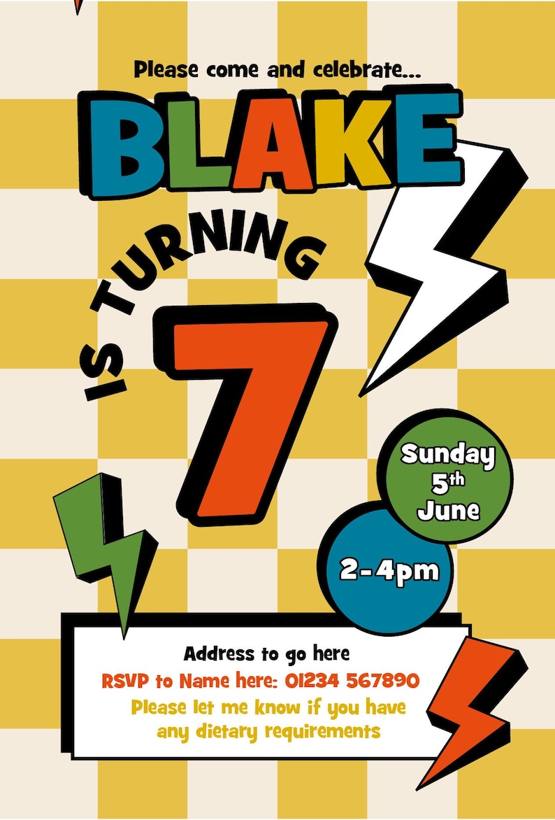 Puede incluir: Una invitaci&oacute;n de fiesta de cumplea&ntilde;os de estilo retro con un fondo a cuadros amarillos. La invitaci&oacute;n dice "BLAKE CUMPLE 7" en letras audaces y coloridas. Incluye la fecha, la hora y la informaci&oacute;n de RSVP.