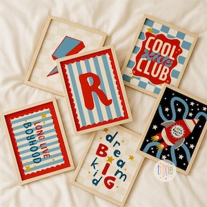 Puede incluir: Cinco láminas decorativas enmarcadas con diseños gráficos coloridos. Una muestra un rayo azul, otra el texto COOL KIDS CLUB, una una letra R roja grande, una dice LONG LIVE BOYHOOD, una dice dream BIG kid y una un cohete con Little Rocket Man.