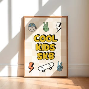 Może przedstawiać: Wydruk w ramie z szachownicowym tłem i tekstem "COOL KIDS SK8" w żółtych literach. Wydruk zawiera również różne kolorowe ilustracje, w tym uśmiechniętą buźkę, znaki pokoju, błyskawice i deskorolkę.