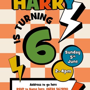 Puede incluir: Invitaci&oacute;n de fiesta de cumplea&ntilde;os de estilo retro con un fondo a cuadros naranja y blanco. La invitaci&oacute;n dice "HARRY TURNING 6" en texto colorido y en negrita, con la fecha y hora de la fiesta. Incluye informaci&oacute;n de RSVP.