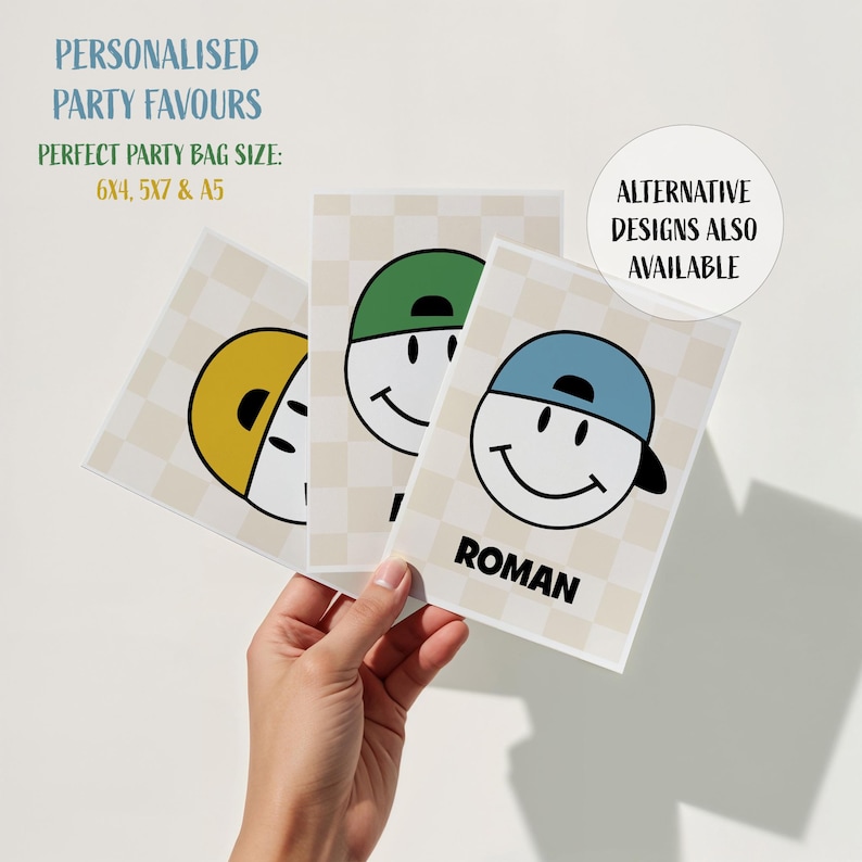 Puede incluir: Tres bolsas de recuerdo de fiesta personalizadas con caras sonrientes que llevan gorras amarillas, verdes y azules. Las bolsas tienen un fondo a cuadros y el nombre "ROMAN" est&aacute; impreso en una. El texto dice "PERSONALISED PARTY FAVOURS" y "ALTERNATIVE DESIGNS ALSO AVAILABLE."