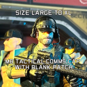Può includere: Cappellino tattico MB nero con toppa vuota, taglia Large a XL. Il cappellino è indossato da una figura in tenuta militare, che tiene un fucile. L'immagine è un primo piano del cappellino e del volto della figura.