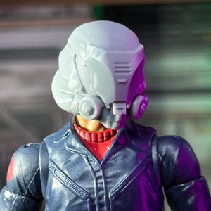 Escultura de cabeza impresa en 3D de soldado de explosión pesada del futuro cercano en gravedad cero (sin acabado, hecha por encargo)