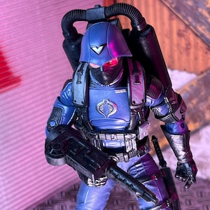 Accesorio de juguete clásico de Mark2Design (sin terminar, hecho a pedido) con arma de fuego para soldado aéreo, jet pack enemigo, escala 1:12