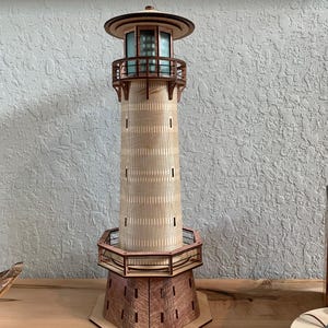 Faro en miniatura cortado con láser, decoración náutica costera, descarga digital SVG.