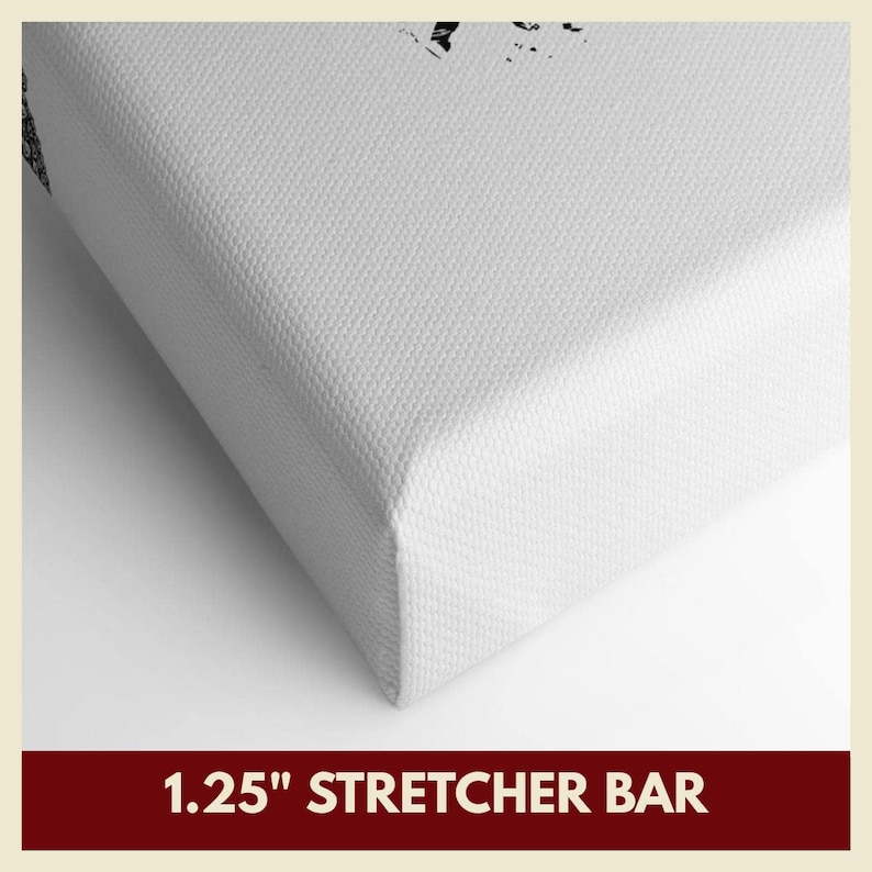 Puede incluir: Primer plano de una esquina de impresi&oacute;n en lienzo blanco. El lienzo tiene una superficie texturizada y est&aacute; estirado sobre una barra de camilla de 3,18 cm. El texto "1.25" STRETCHER BAR" se muestra en una pancarta roja oscura en la parte inferior.