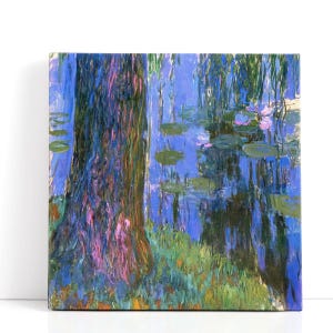 Puede incluir: Impresión en lienzo cuadrada de una escena de estanque de nenúfares. La obra de arte presenta un gran tronco de árbol a la izquierda, con una paleta de colores azules y morados. Se ven nenúfares y hojas de nenúfares en el agua.