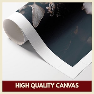 Puede incluir: Impresi&oacute;n en lienzo enrollado con un dise&ntilde;o floral oscuro. El lienzo tiene un borde blanco y est&aacute; etiquetado "HIGH QUALITY CANVAS" en un recuadro granate en la parte inferior. La imagen presenta un primer plano del lienzo, destacando su textura y detalles.