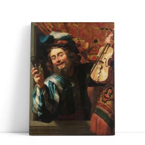 Peut inclure: Impression sur toile encadrée d'une peinture représentant un homme tenant un verre et un violon. L'homme porte un chapeau à plumes et un vêtement rayé bleu et blanc. Le fond est un rideau rouge à motifs.