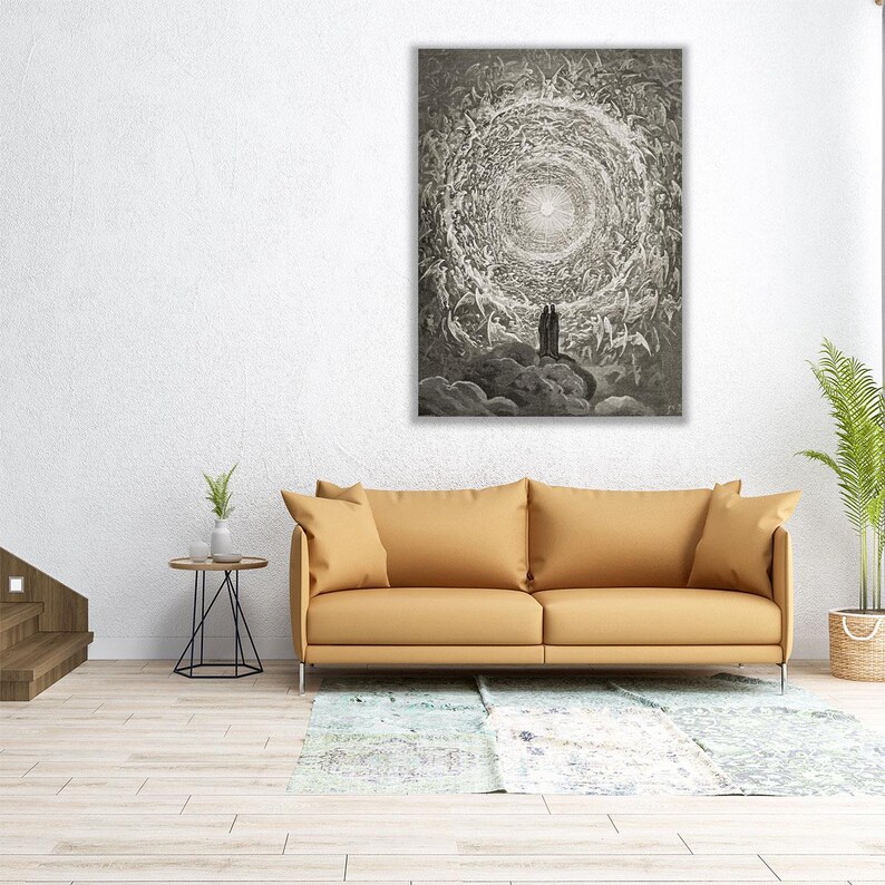 Puede incluir: Una obra de arte en blanco y negro enmarcada que representa un remolino de figuras alrededor de una fuente de luz central. Dos figuras se alzan sobre una formaci&oacute;n nubosa en primer plano. La obra cuelga sobre un sof&aacute; color mostaza.