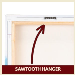 Puede incluir: Parte trasera de una obra de arte en lienzo con marco de madera y colgador de dientes de sierra. Una flecha roja oscura apunta al colgador. El texto "SAWTOOTH HANGER" se muestra en blanco sobre una pancarta roja oscura en la parte inferior.