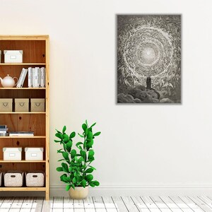 Puede incluir: Una impresi&oacute;n en blanco y negro enmarcada de una ilustraci&oacute;n detallada. La obra de arte representa dos figuras de pie sobre una nube, mirando hacia una luz brillante rodeada por un v&oacute;rtice de figuras. La impresi&oacute;n se muestra en una pared blanca.