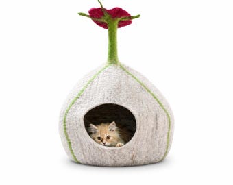 Handmade Flower Cat Cave Bed – 100% New Zealand Wool Cat House