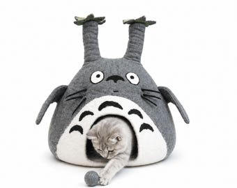 Enchanting Totoro Wool Cat Bed - Handcrafted from 100% Merino Wool, Eco-Friendly Felt Kitty Cave for Indoor Kittens