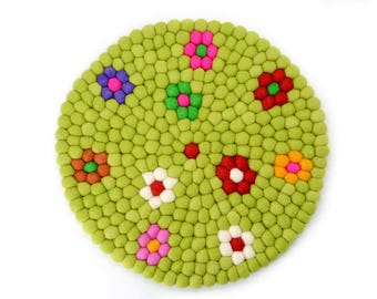 40 CM handgjord sittdyna i blommig filt - sittdyna i ull - stolsmatta i pompom - rund filtad sittmatta
