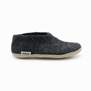 Handmade Charcoal Grey Wool Slippers – Non-Slip Cozy Felt Shoes