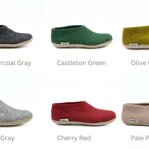 Puede incluir: Seis pares de zapatillas de lana en varios colores, incluyendo gris antracita oscuro, verde castleton, verde oliva, gris jaspeado, rojo cereza y rosa pálido.