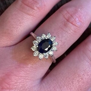 Saphir bleu naturel Gemstone Oval Cut Halo Gemstone Ring Blue Sapphire Anniversary Ring 925 Sterling Silver Gift For Beloved Wedding Ring