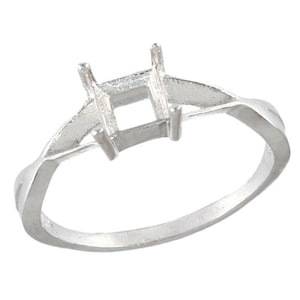 Puede incluir: Engaste de anillo de plata con un centro cuadrado para una piedra preciosa.