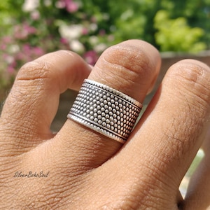Anello a fascia larga in argento sterling ossidato con motivo a pois, stile boho, gioiello di tendenza per il pollice, idea regalo