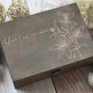 Schönheit Lilie Blume, personalisierte Holzbox für Frauen, Erinnerungsbox, Geschenkbox für Freundin, benutzerdefinierte Boxen, Liebesbox, Andenkenbox Bild 1